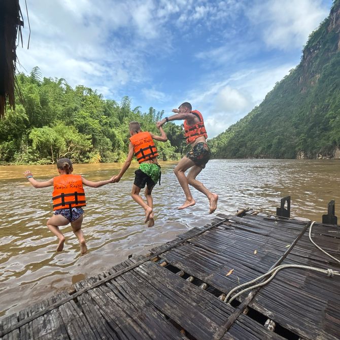 In het water springen bij River Kwai